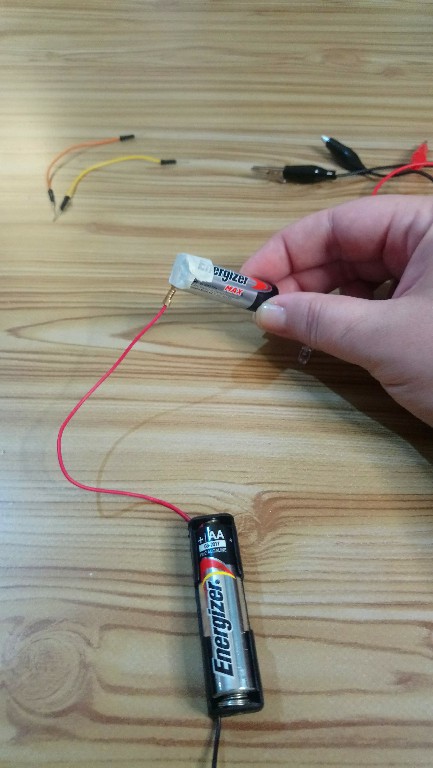 Armamos el primer circuito elctrico - >playkodo